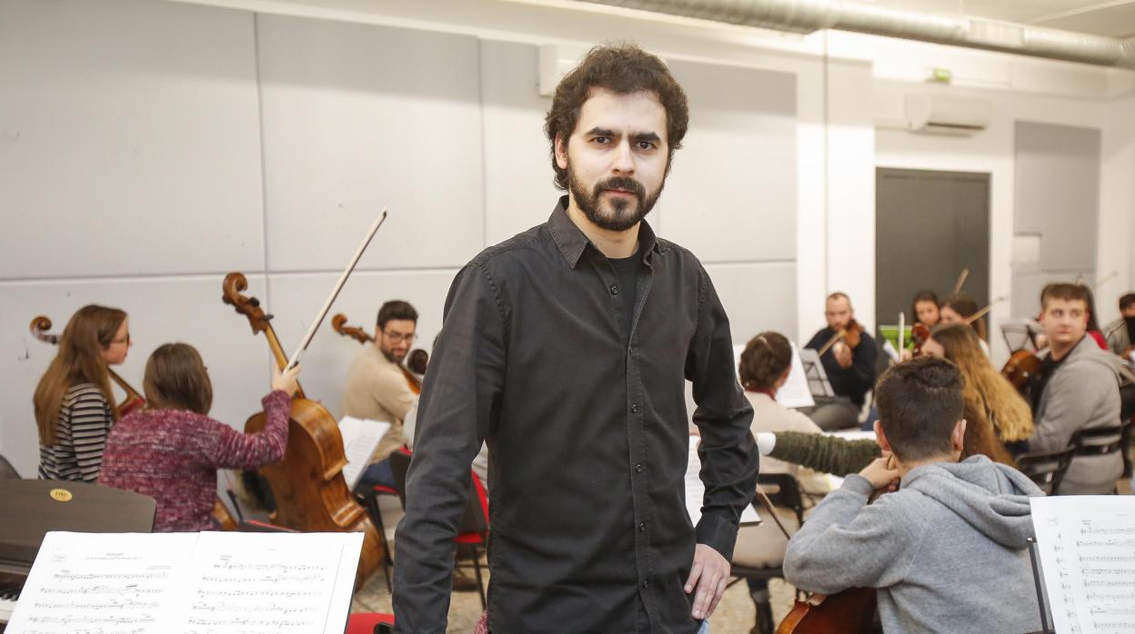 Alejandro Muñoz, durante un ensayo con la Orquesta Joven de Córdoba