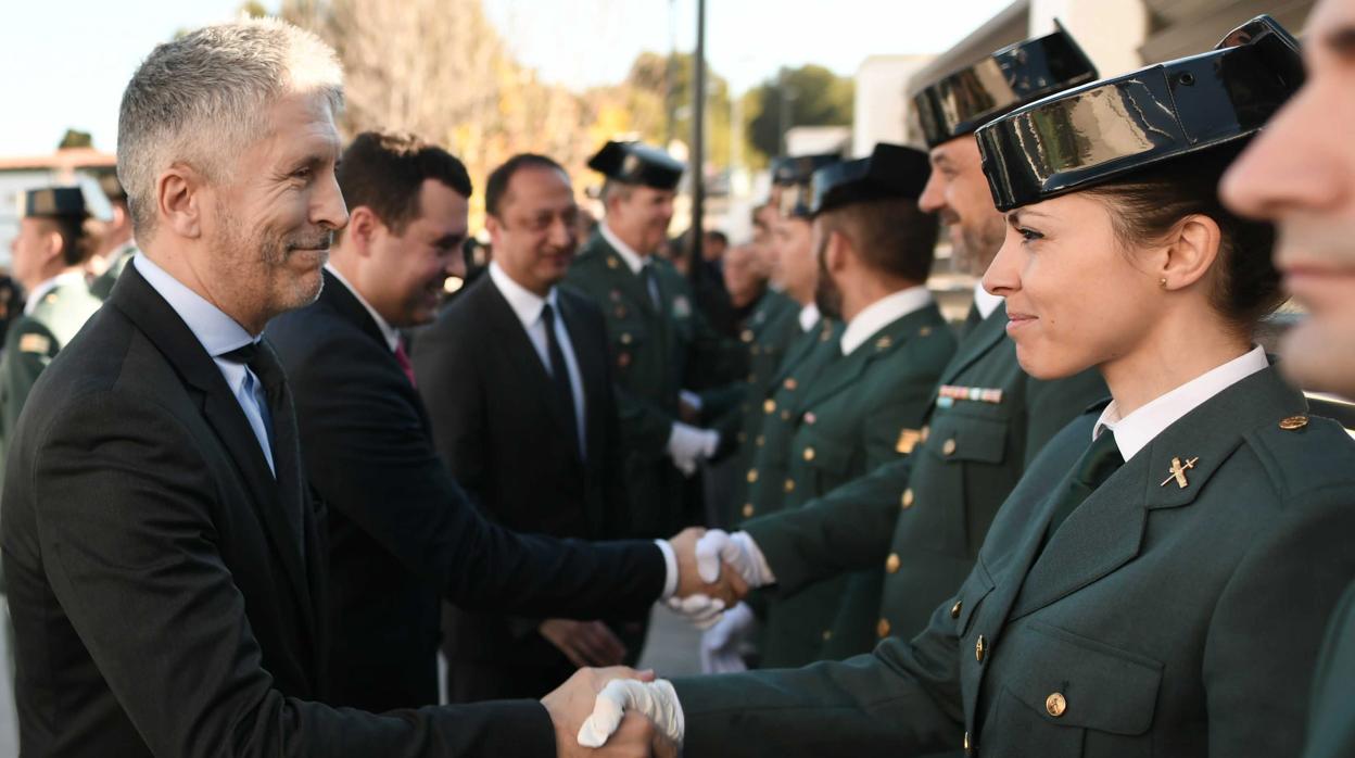 El ministro del Interior, Fernando Grande-Marlaska, saluda a una agente de la Guardia Civil en el acto de inauguración