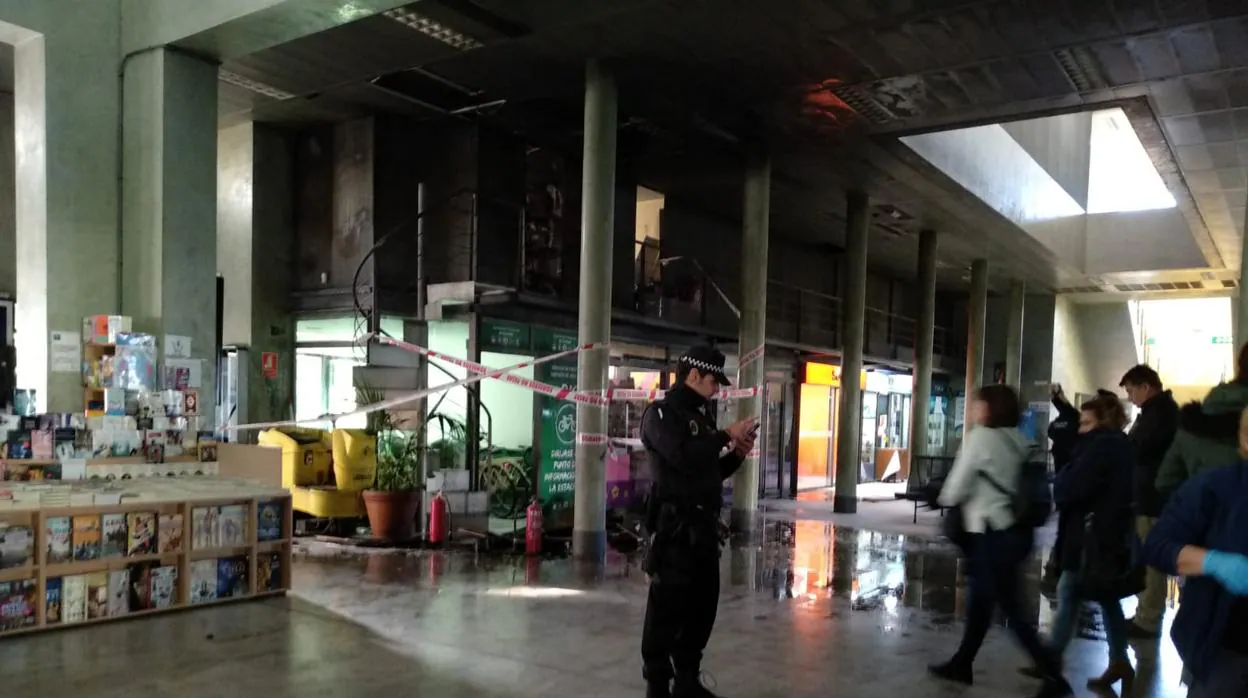 Aspecto de la estación de autobuses de Córdoba después de extinguirse el incendio