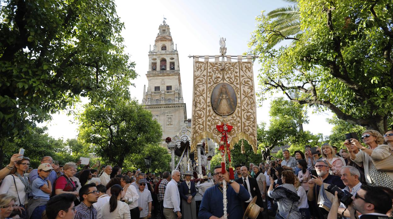 Simpecado del Rocío de Córdoba durante su salida en el Patio de los Naranjos