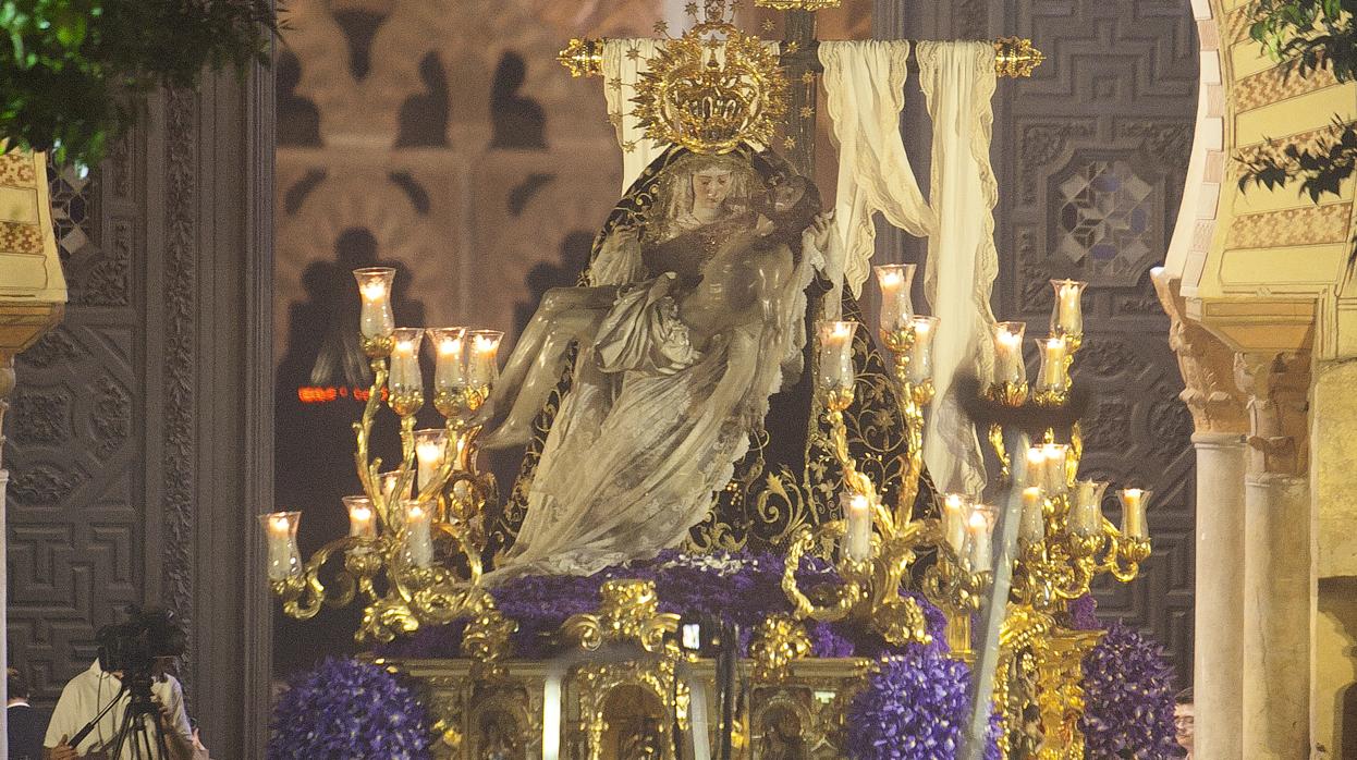 Salida procesional de Nuestra Señora de las Angustias coronada en el año 2015