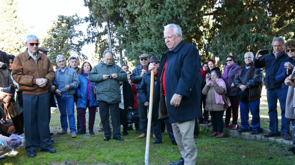 Los familiares de víctimas del franquismo, ayer en el cementerio