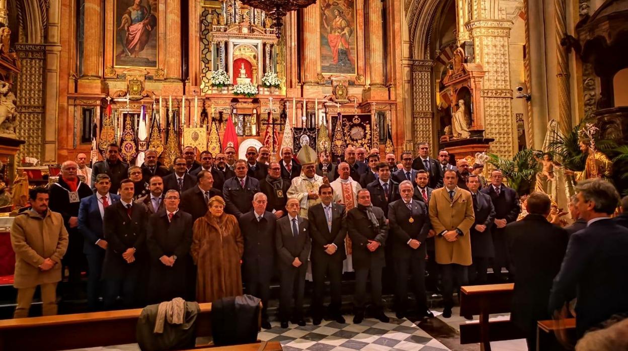 Agrupación de Cofradías de Córdoba en el Altar Mayor de la Mezquita-Catedral, junto al obispo