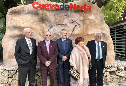 Los cuatro descubridores vivos junta a la viuda de José Luis Barbero durante el homenaje del viernes