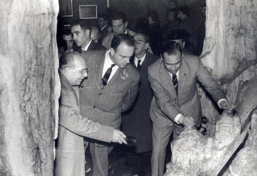 Manuel Fraga visitó la Cueva de Nerja en 1963