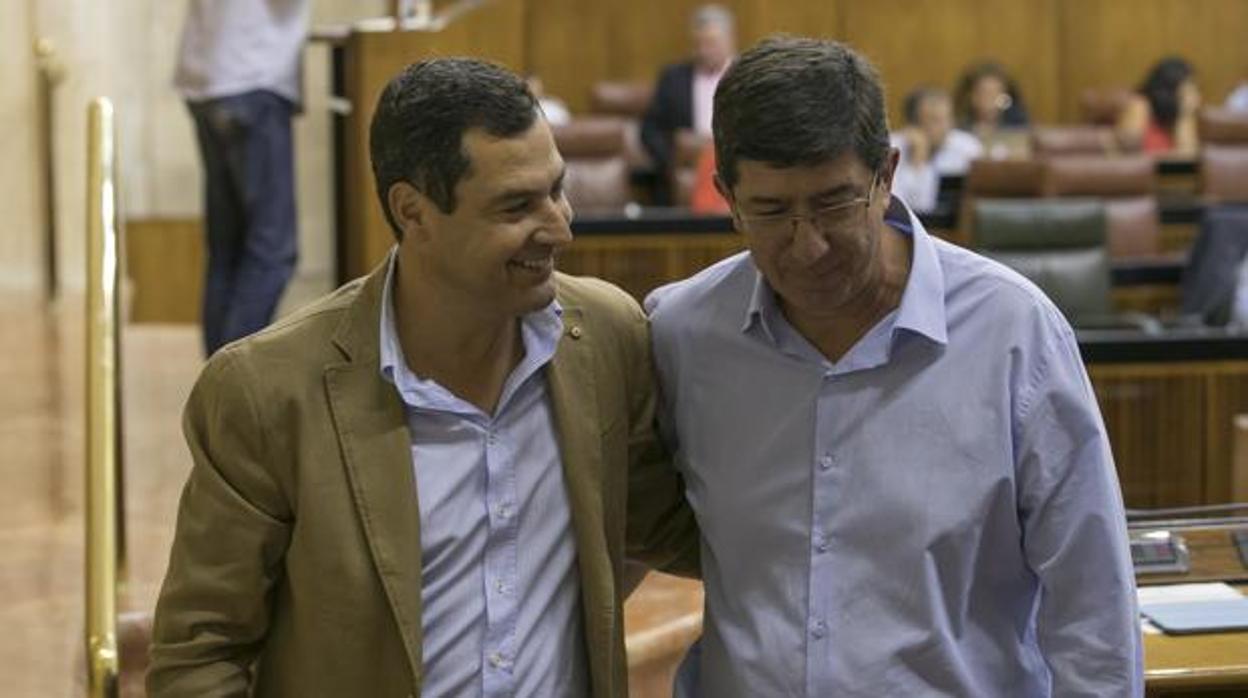 Juanma Moreno y Juan Marín, en el Parlamento andaluz
