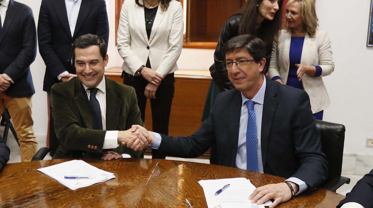 Juanma Moreno y Juan Marín, en el Parlamento andaluz