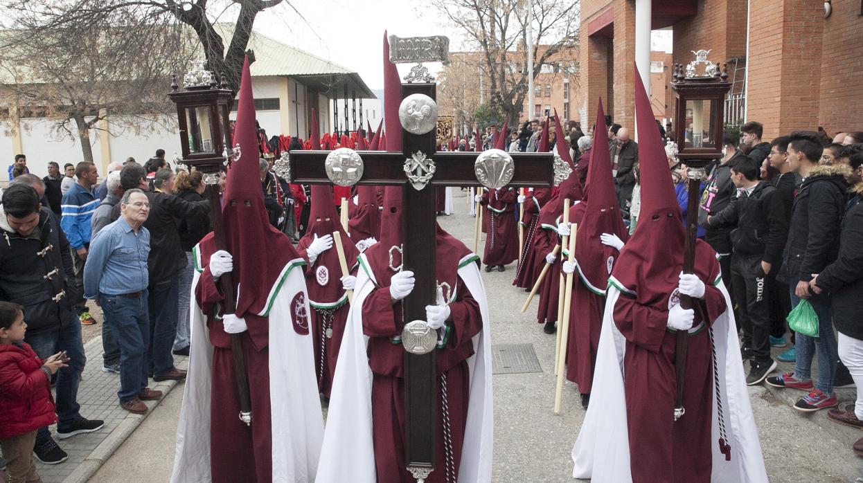 Cruz de guía de la cofradía de la Piedad y Esperanza de las Palmeras, durante su salida procesional