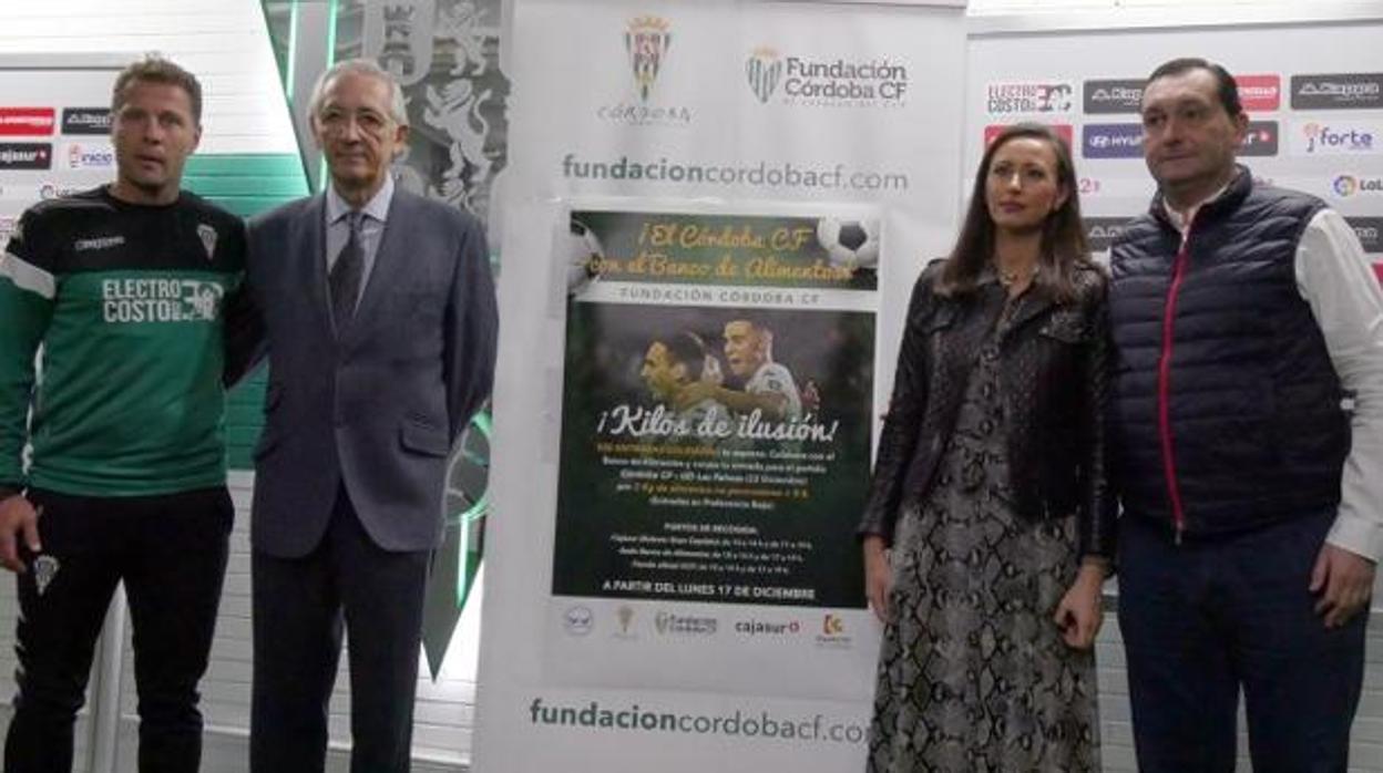 Imagen de uno de los actos de la Fundación, con la presidenta, director general y entrenador