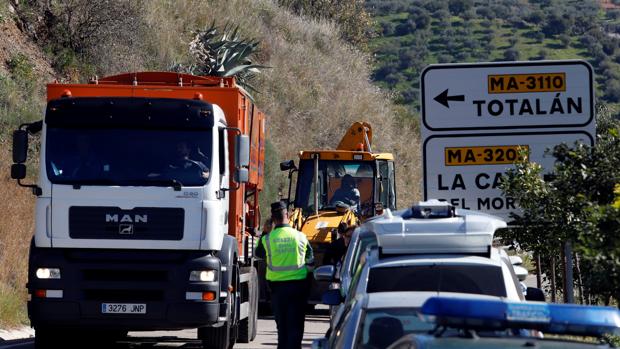Un centenar de personas agota las horas para encontrar a Julen en el pozo de Totalán (Málaga)