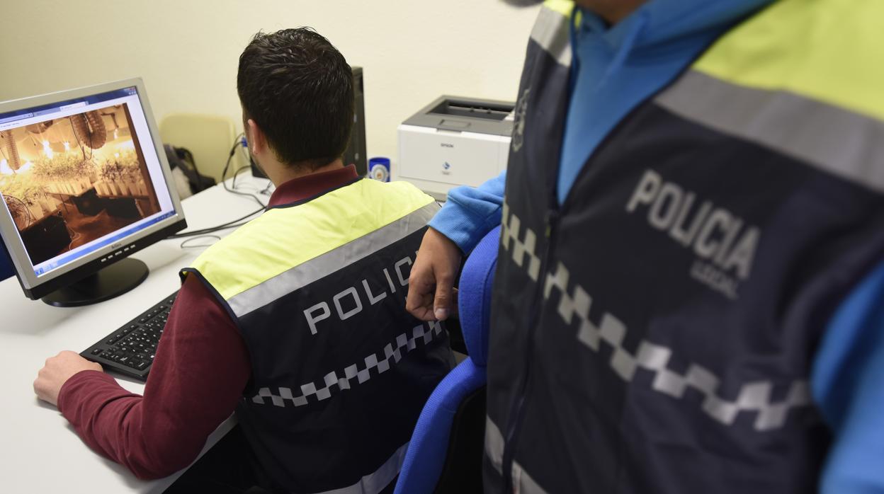 Agentes de la Policía Local en su puesto de trabajo