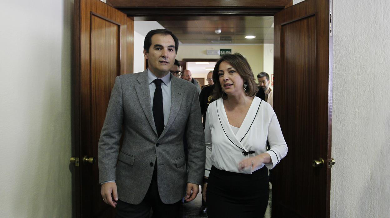 Nieto, junto a la alcaldesa, el día del acuerdo de las comisarías