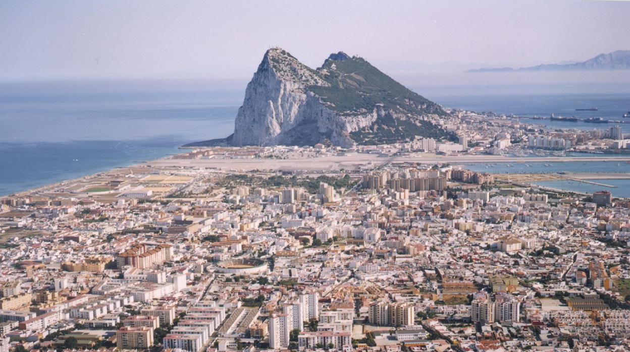 En primer plano, La Lïnea de la Concepción, con el Peñón de Gibraltar al fondo