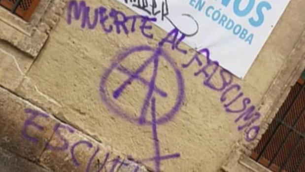 El colegio Santa Victoria de Córdoba sufre una pintada ofensiva: «Muerte al fascismo»