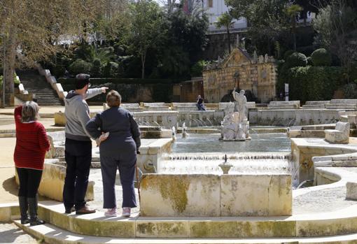 Varias personas observan la Fuente del Rey de Priego