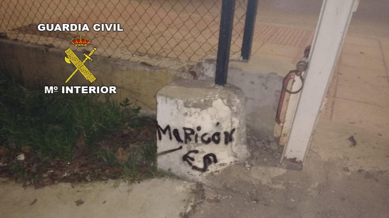 Pintada en un hito enclavado en el acceso del cuartel de la Guardia Civil de Mancha Real