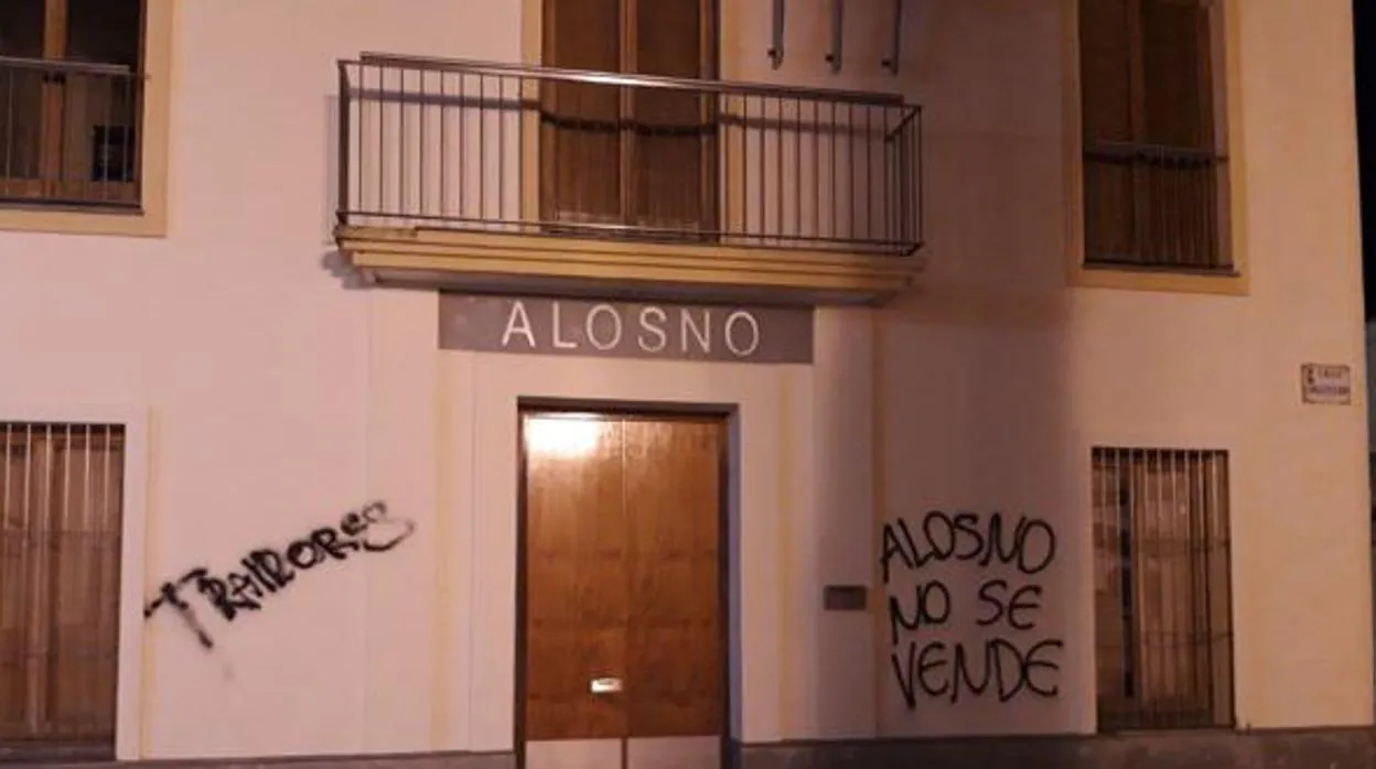 Pintadas contra la segregación de Tharsis en el Ayuntamiento de Alosno