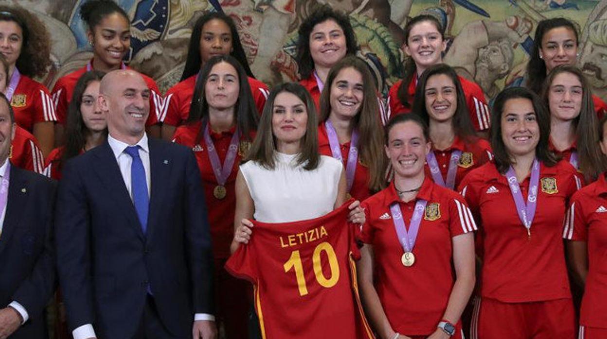 La Reina Letizia, junto a Luis Rubiales y las jugadoras de la selección femenina de fútbol sub-17