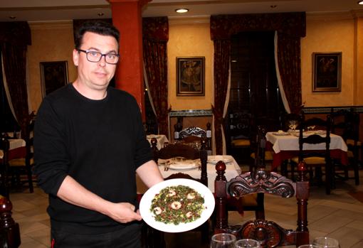 Manuel Varo, gerente de Río, con el plato estrella: revuelto de collejas