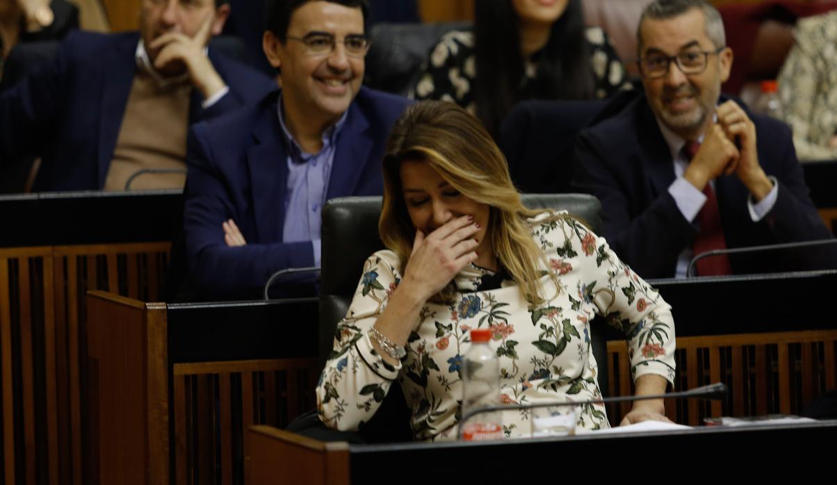Susana Díaz se ríe en la sesión de investidura de Juanma Moreno en el Parlamento