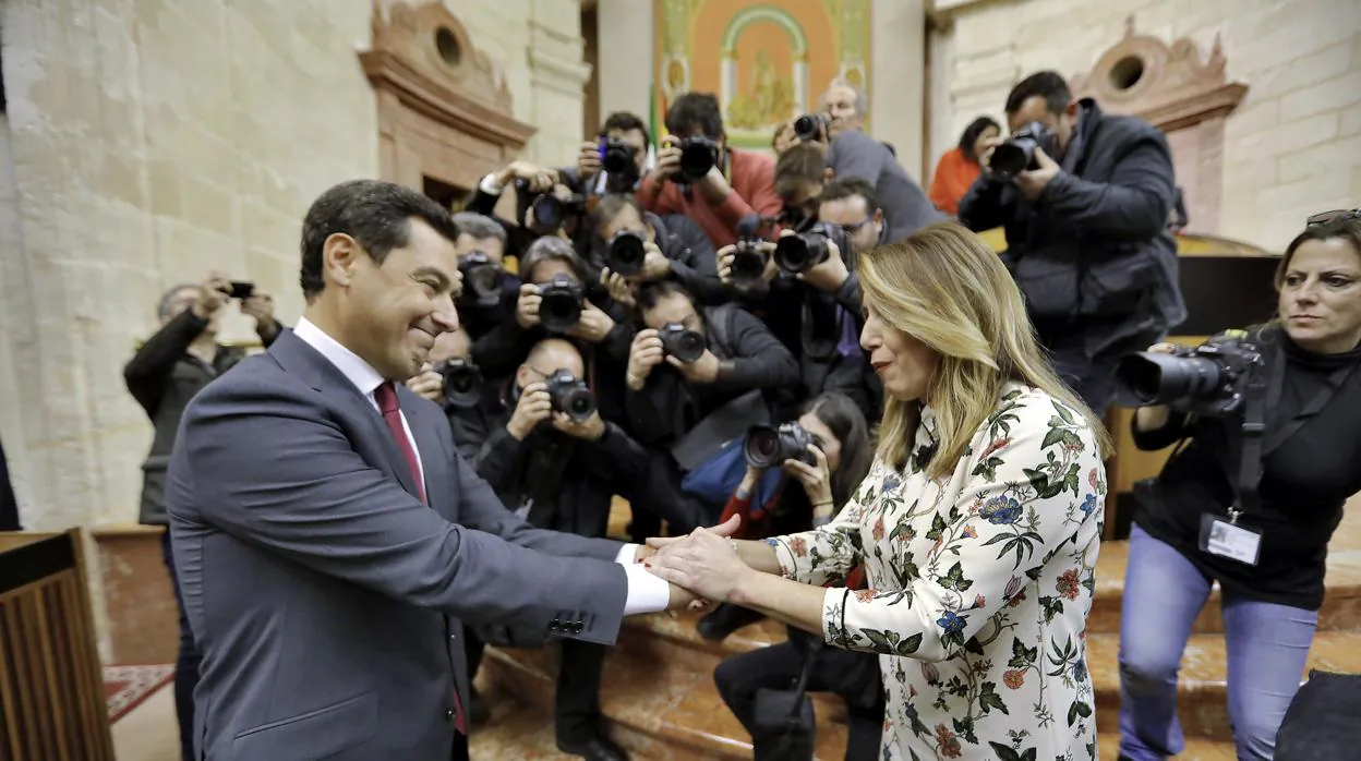 Moreno es felicitado por Susana Díaz tras su elección en el Parlamento