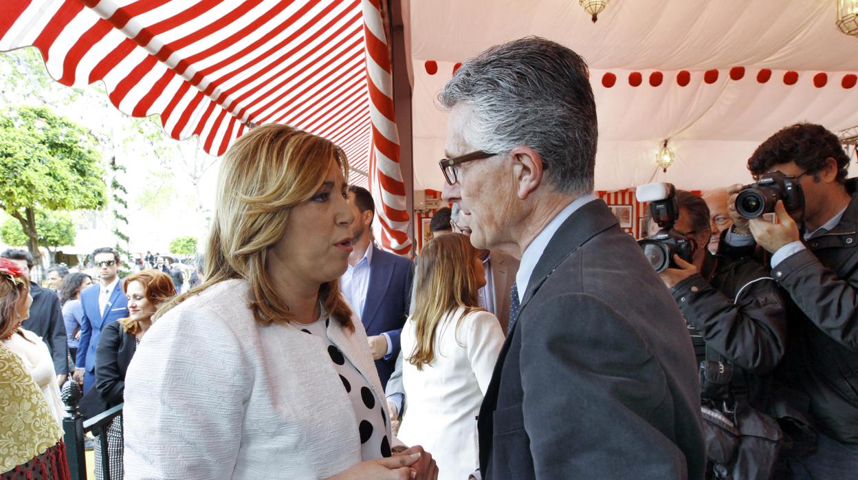 Susana Díaz charla con Rafael Rodríguez, presidente de APS, en la Feria de Abril