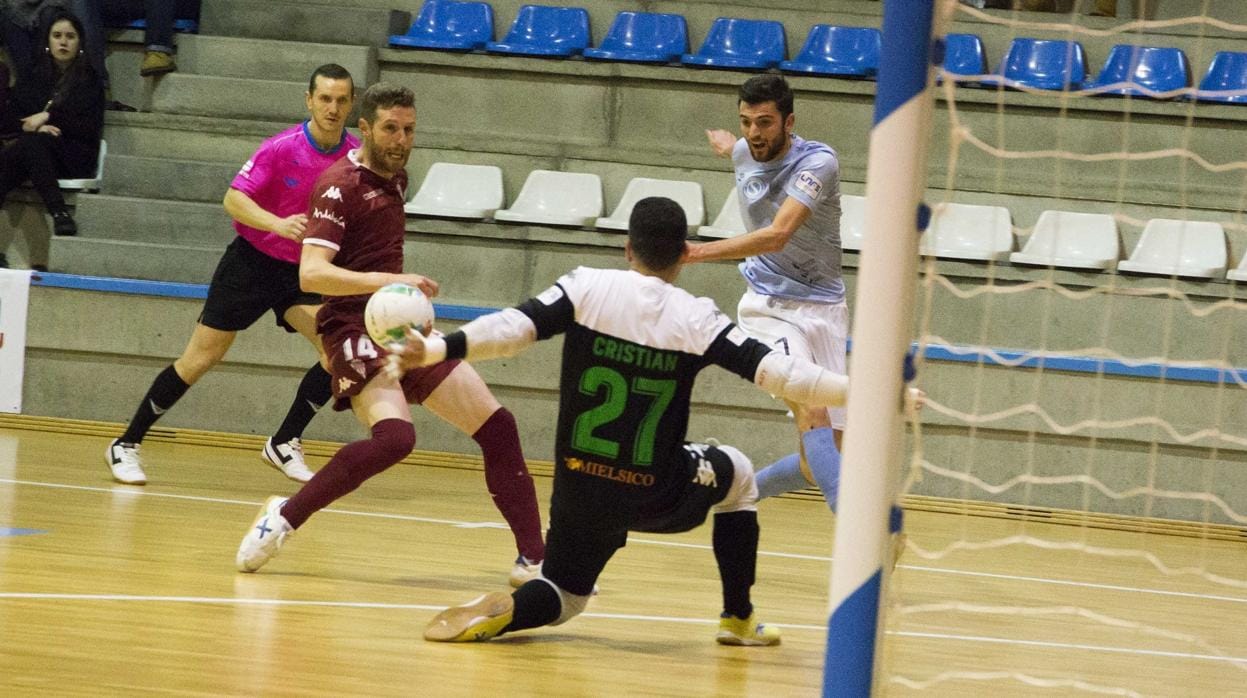 Un momento del Santiado-Córdoba CF Futsal de este sábado