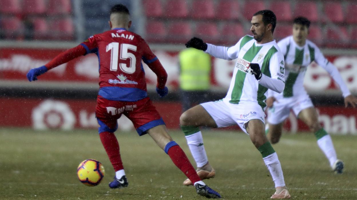 De las Cuevas disputa el esférico a Oyarzun en el CD Numancia-Córdoba CF