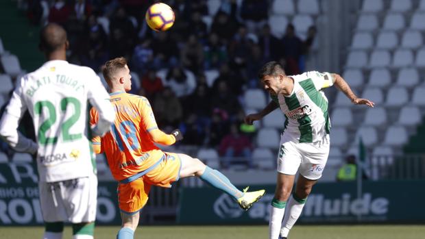 El balón parado, asignatura pendiente del Córdoba CF