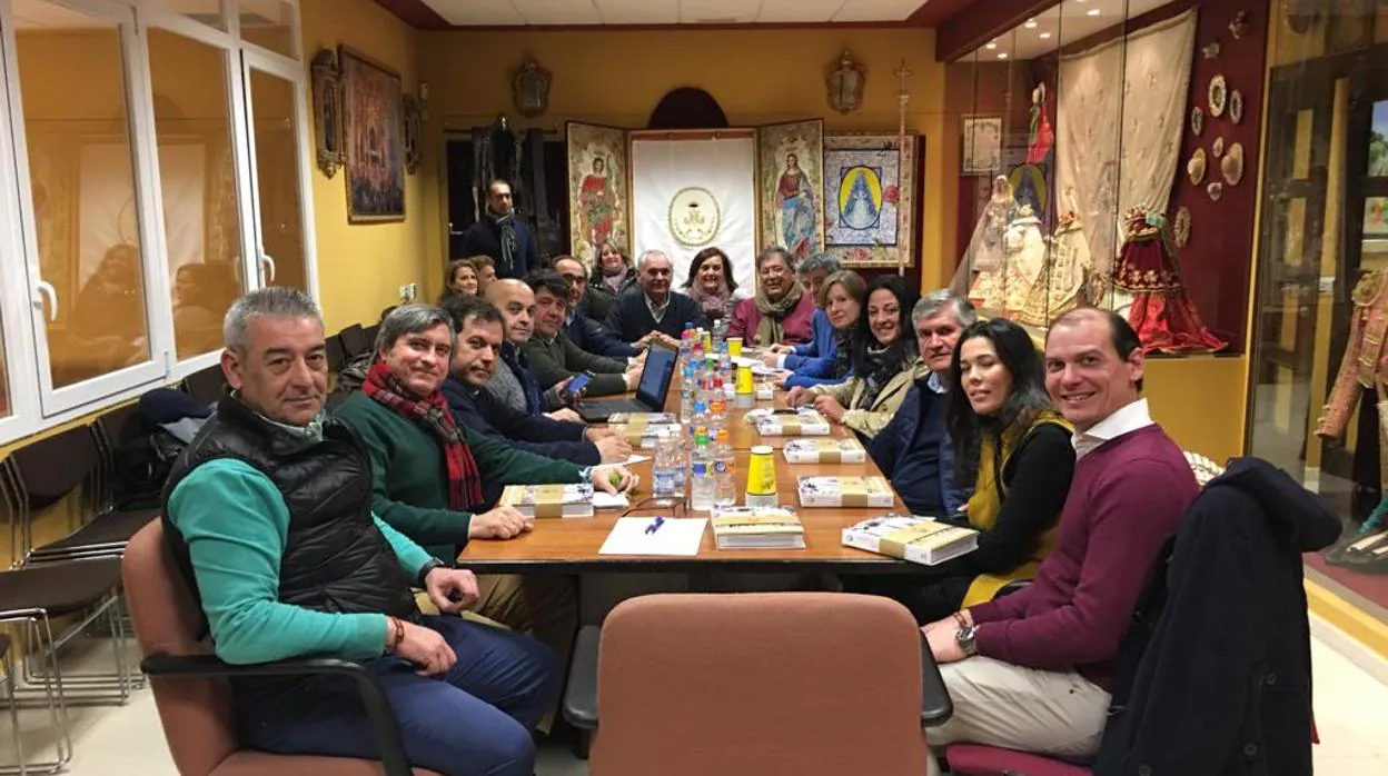 Reunión de la comisión de la corona de la Virgen del Rocío en la casa hermandad del Rocío de Córdoba