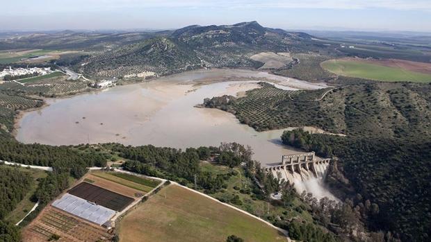 El embalse de Cordobilla lleva ya ocho años esperando una limpieza de lodos para permitir riegos