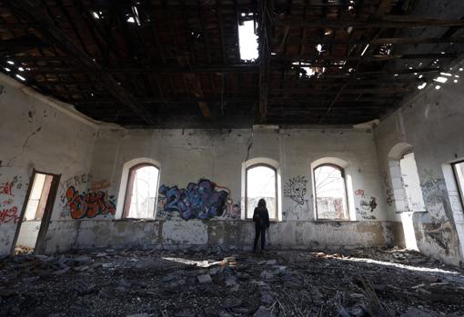 Interior de una de las naves del Cerco Industrial en estado de abandono