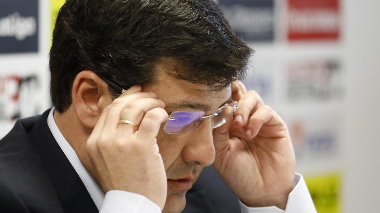 Jesús León se ajusta las gafas en una comparecencia antterior