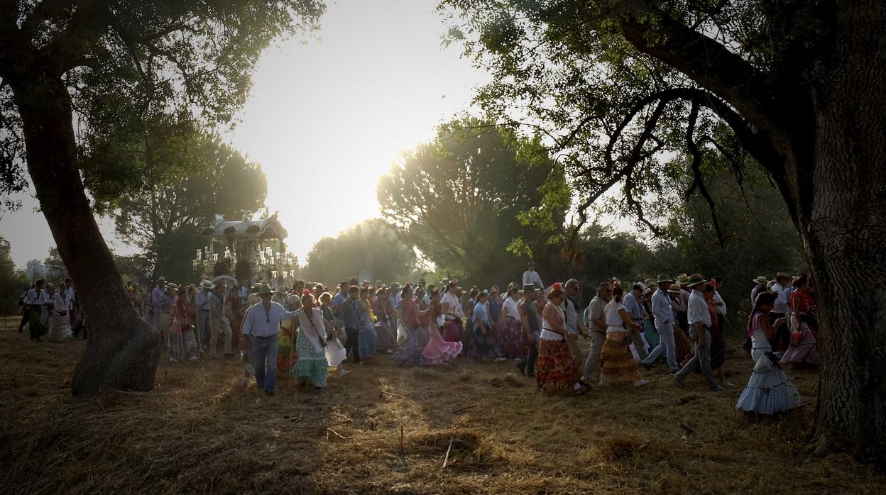 La Hermandad de Triana en su camino hacia la aldea almonteña