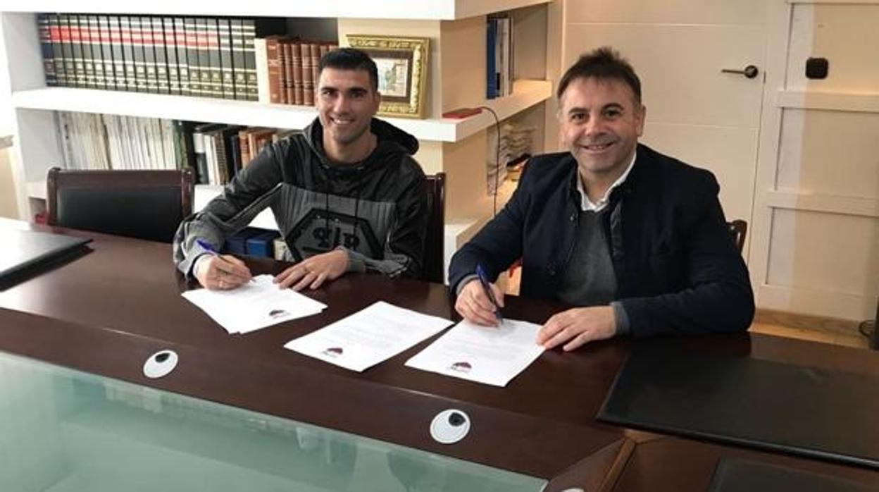 José Antonio Reyes firma el contrato con el Extremadura UD