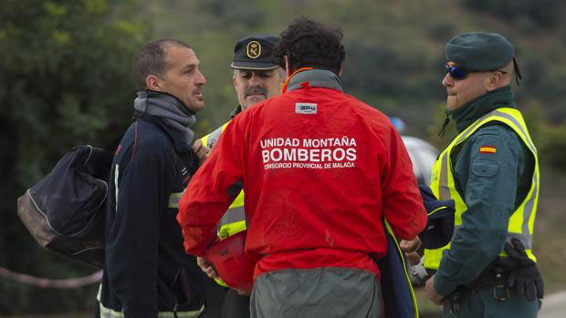Parejas de mineros y bomberos, el as en la manga contra la dureza «extrema» de la roca del pozo de Totalán