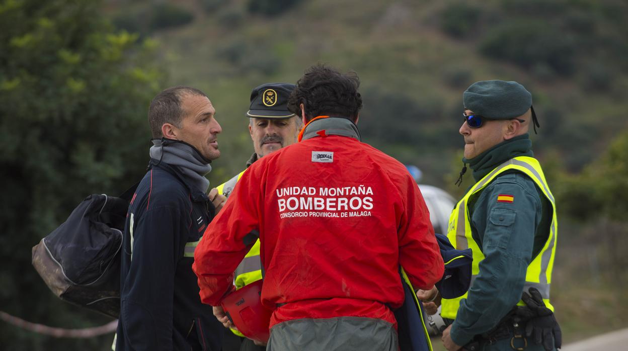 Efectivos de rescate llegando al puesto de mando