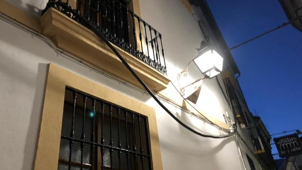 Vecinos de la Judería exigen mejoras del servicio eléctrico en el barrio y reclaman daños