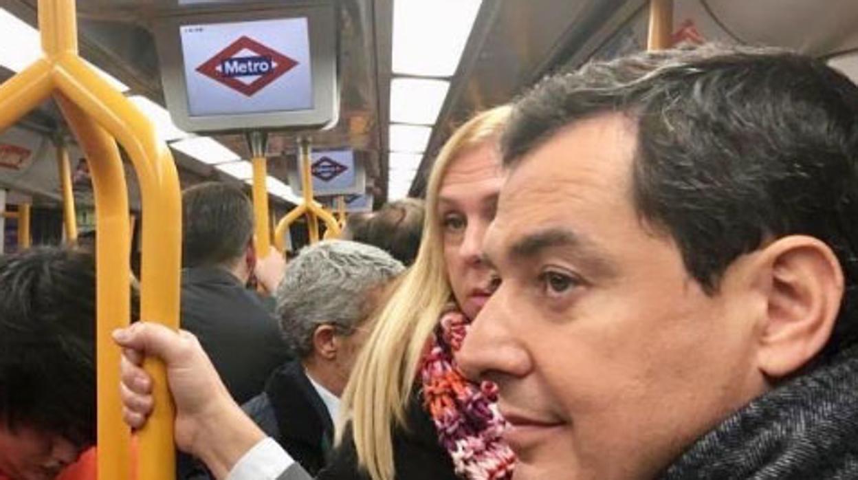 Juanma Moreno, esta mañana en Madrid usando el metro de la capital