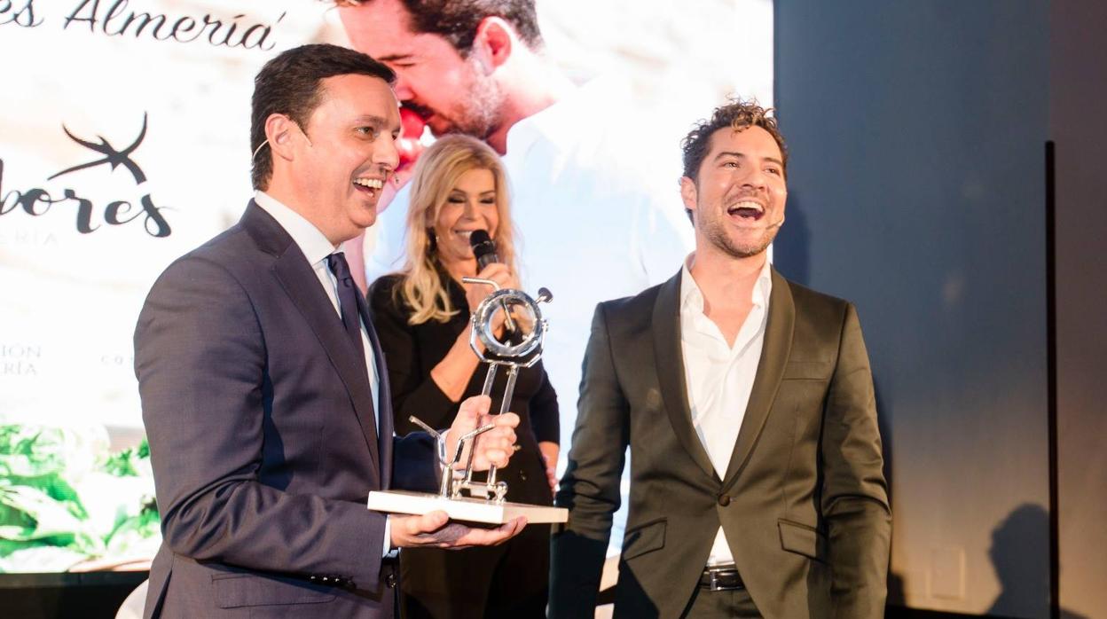 Javier Aureliano García junto a David Bisbal en el acto de promoción presentado por Bibiana Fernández.