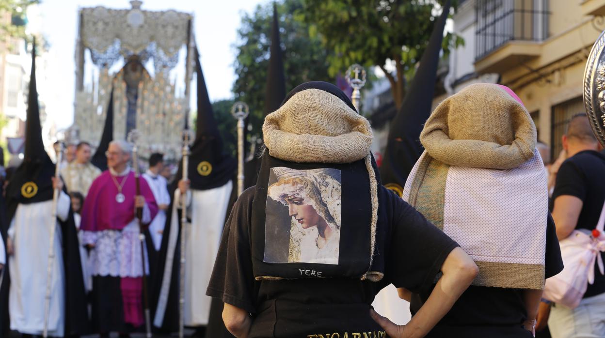 Costaleras de la Encarnación durante la procesión del Domingo de Ramos del año 2017