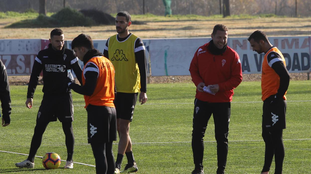 Curro Torres durante un entrenamiento, dialogando con De las Cuevas