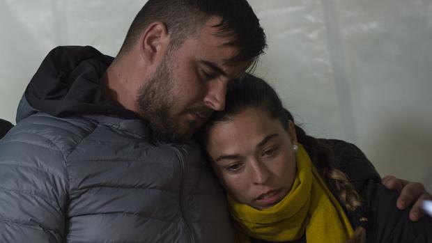 Una treintena de personas arropan a los padres de Julen en una casa de Totalán