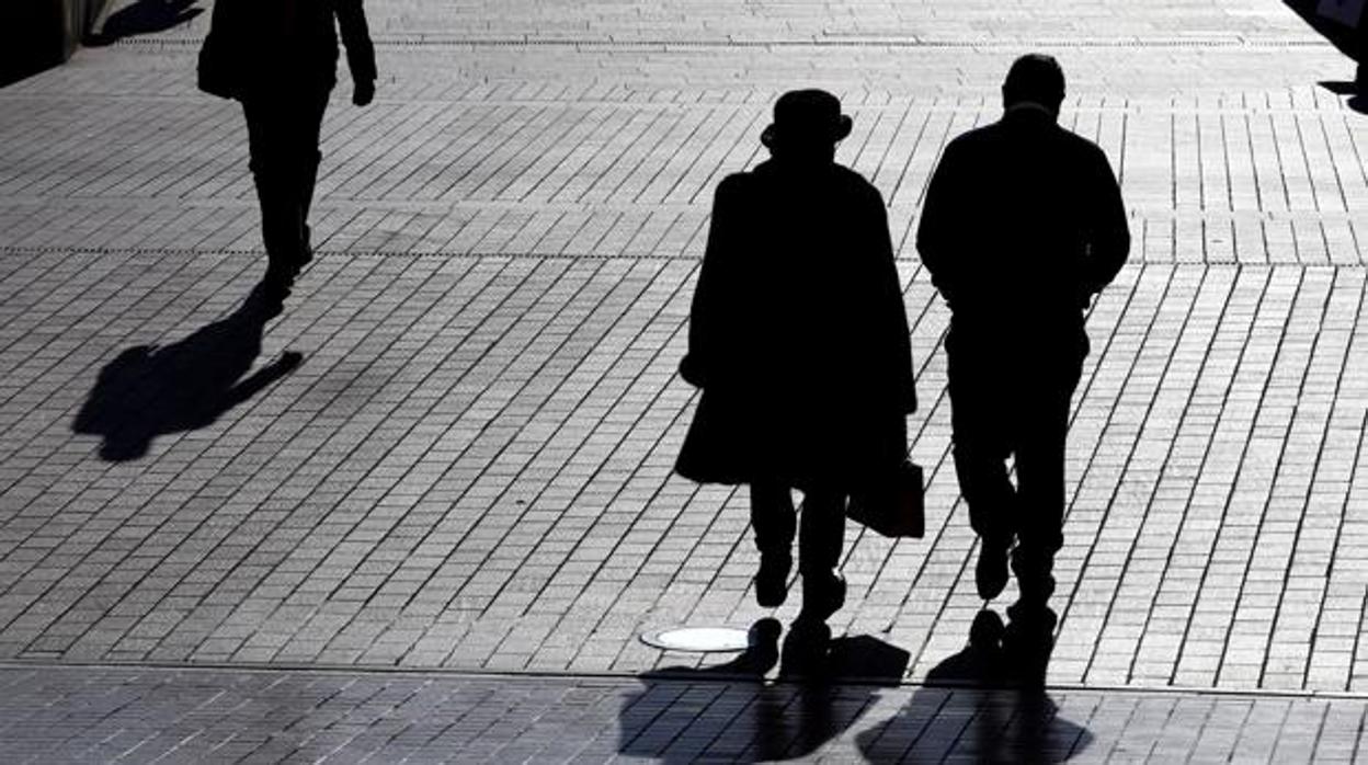 Dos personas paseando por la Puerta del Puente