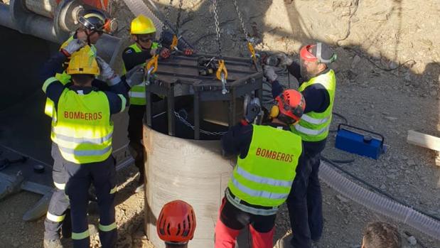 El primer vídeo de los mineros en la jaula del túnel de Totalán para rescatar a Julen