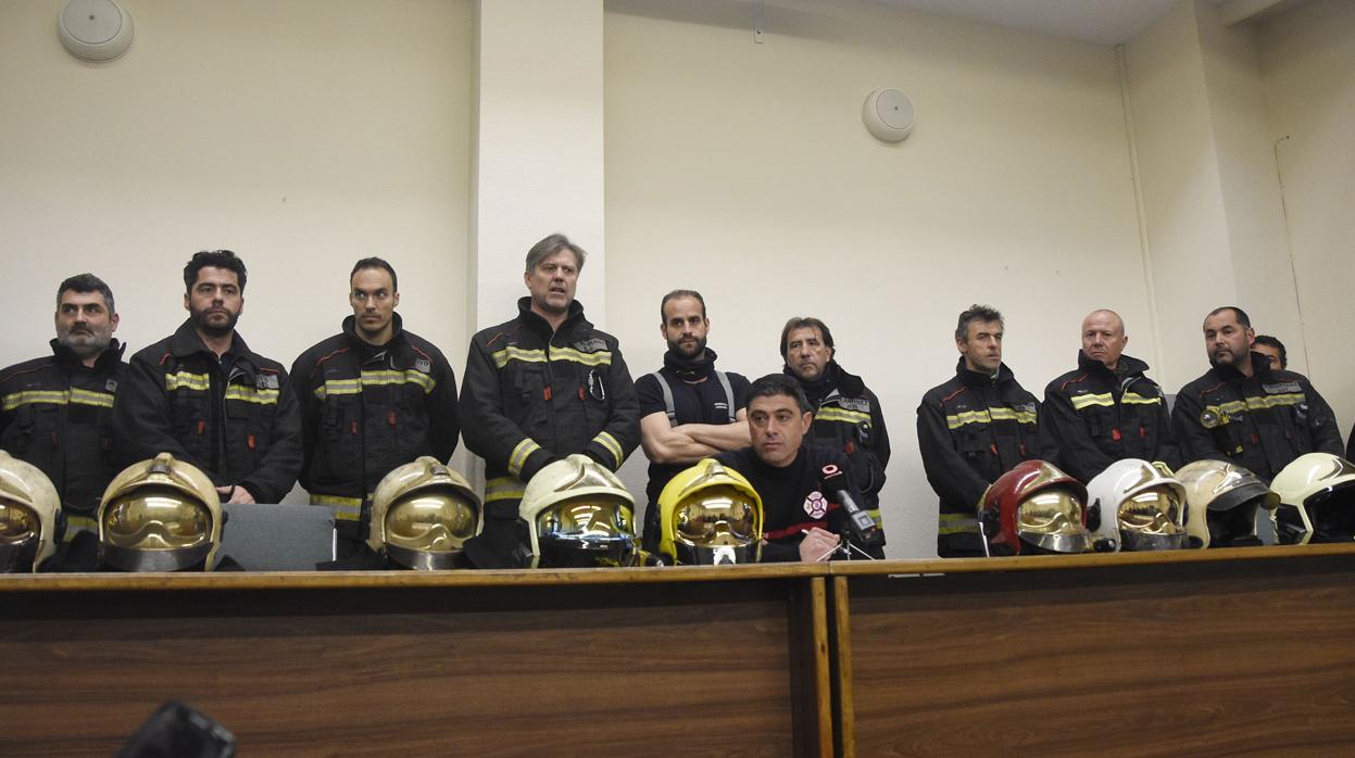 Bomberos municipales este jueves durante el último acto de protesta por si situación