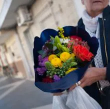 Una vecina lleva flores a la calle donde vive el pequeño y sus padres