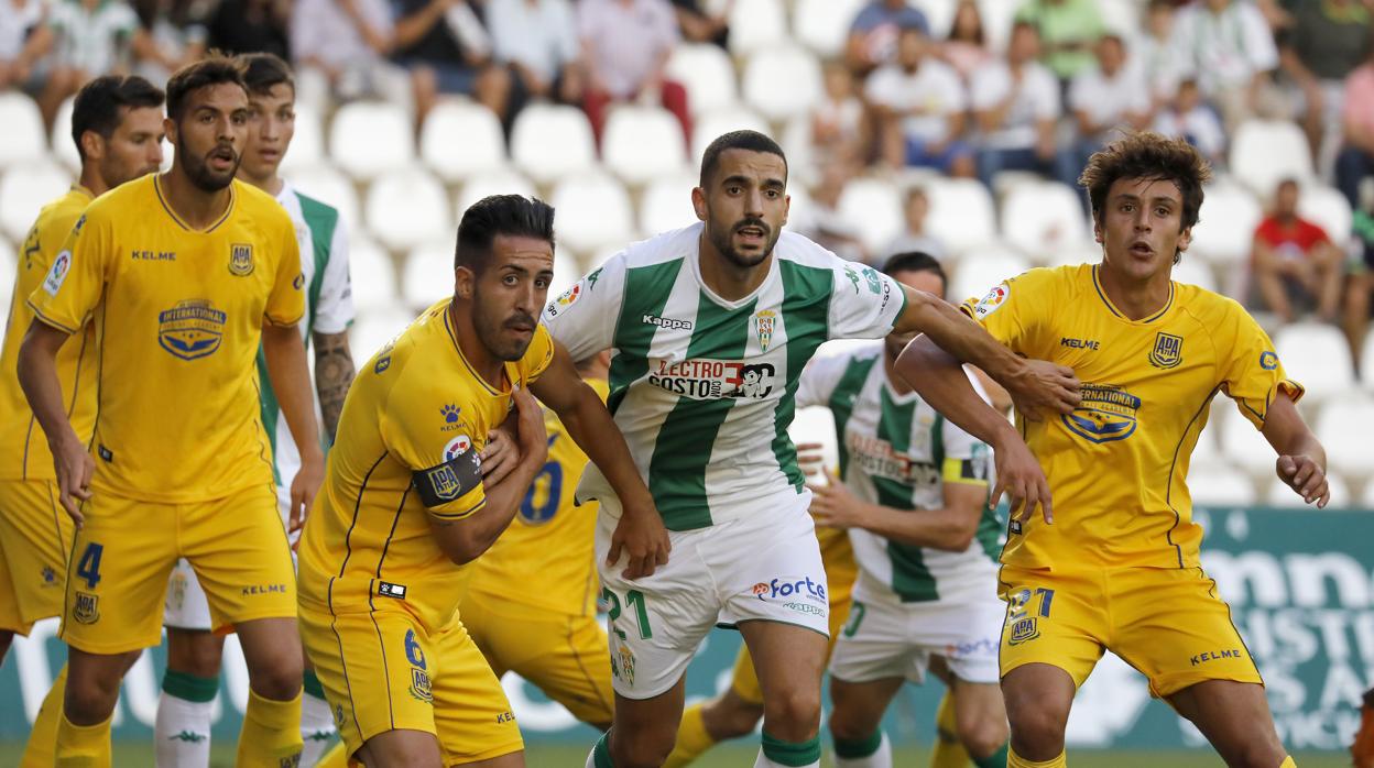 Vallejo ante varios adversarios del Alcorcón