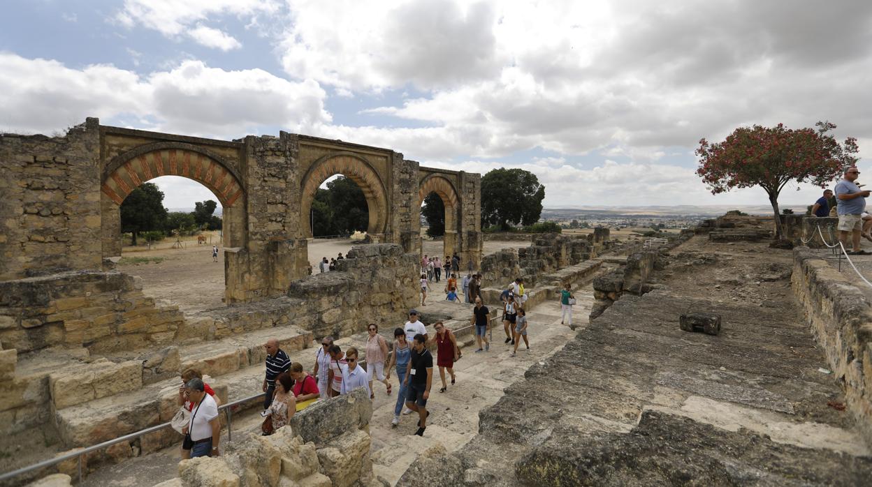 Visitantes junto a la puerta oriental de Medina Azahara