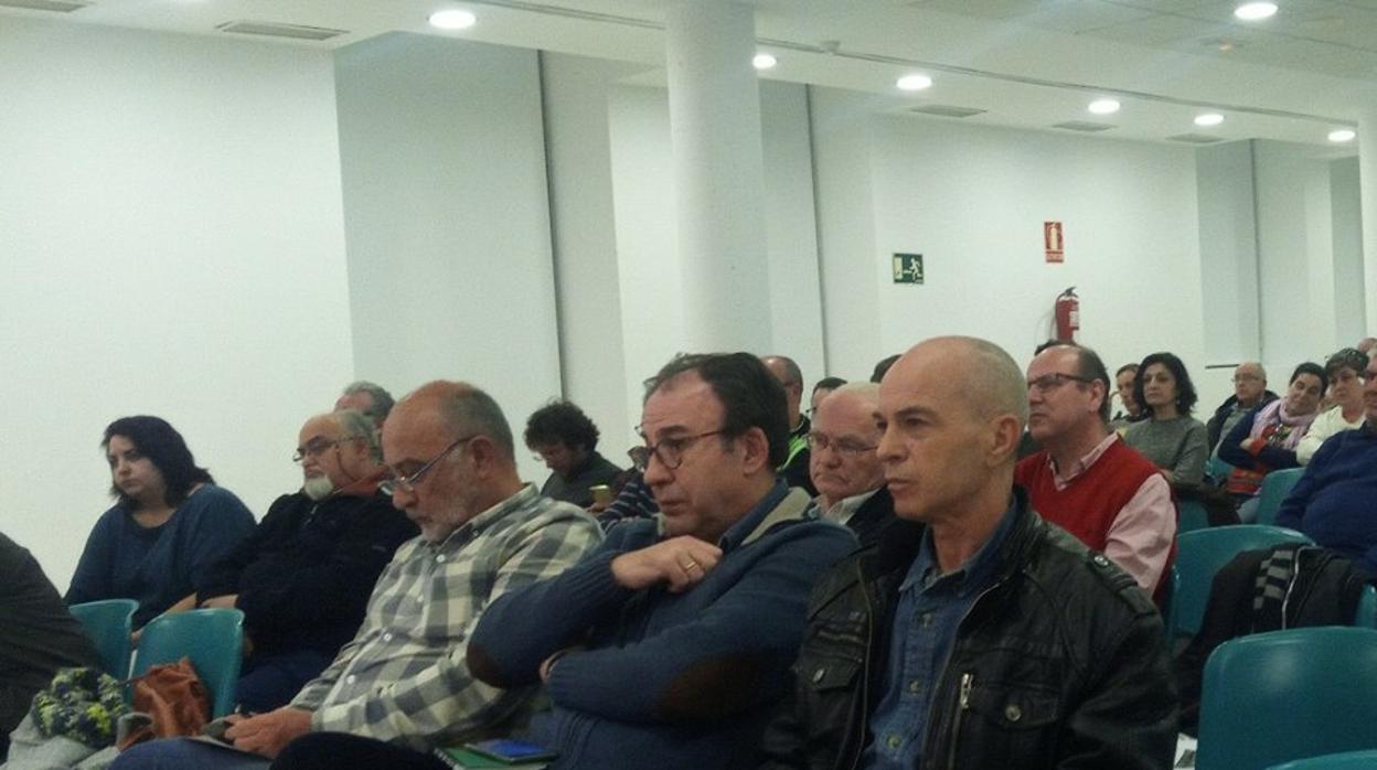 Los dirigentes de Podemos Miguel Aguilera y Lucas Martínez, primero y segundo por la derecha, en un acto público